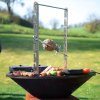 OFYR Classic Corten s rotačním roštem, grilovací plocha a ohniště s přípravou masa a zeleniny, moderní venkovní vaření na otevřeném ohni.