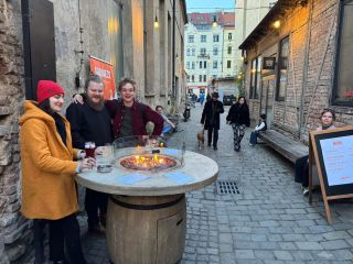 Existují dva typy lidí. Ti, co jdou večer domů.A ti, co se ještě na chvíli zastaví u ohně. Uprostřed Vnitroblocku pomalu...