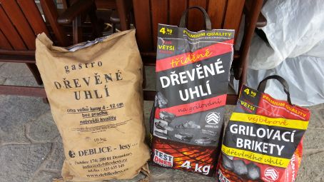 Jak se vyrábí dřevěné grilovací uhlí a brikety