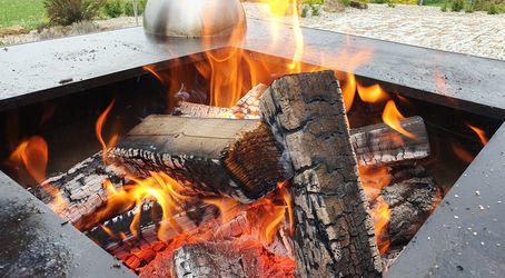 Jak připravit žár v grilu na dřevěné uhlí