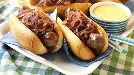 10 tipů na hotdogy na grilu: od správné techniky přes nařezání párku až po nejlepší oblohy