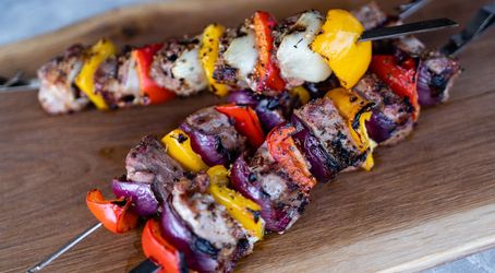 Na špízu - kebab, souvlaki, satay, spedini ...