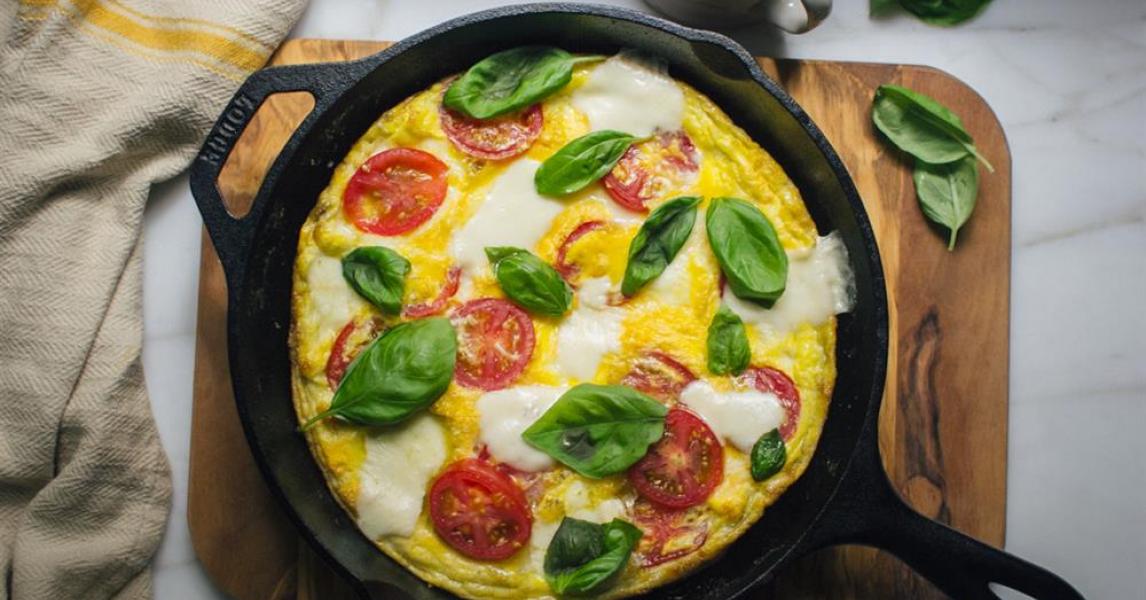 Frittata Caprese - s mozzarellou rajčaty a bazalkou