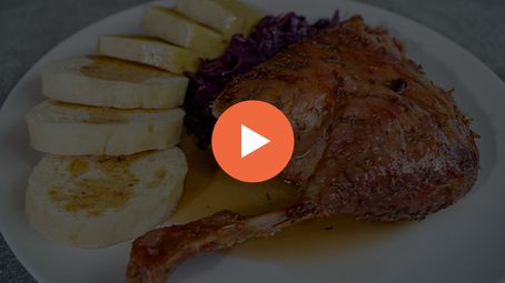 Grilovaná husa v keramickém grilu [VIDEO]