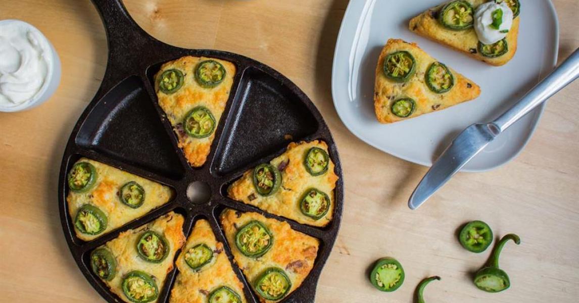 Kukuřičný chleba s čedarem, slaninou a jalapeño