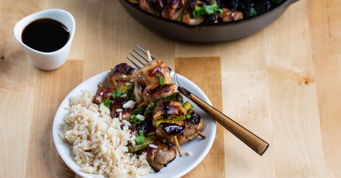 Kuřecí špízy Yakitori připravované na grilu