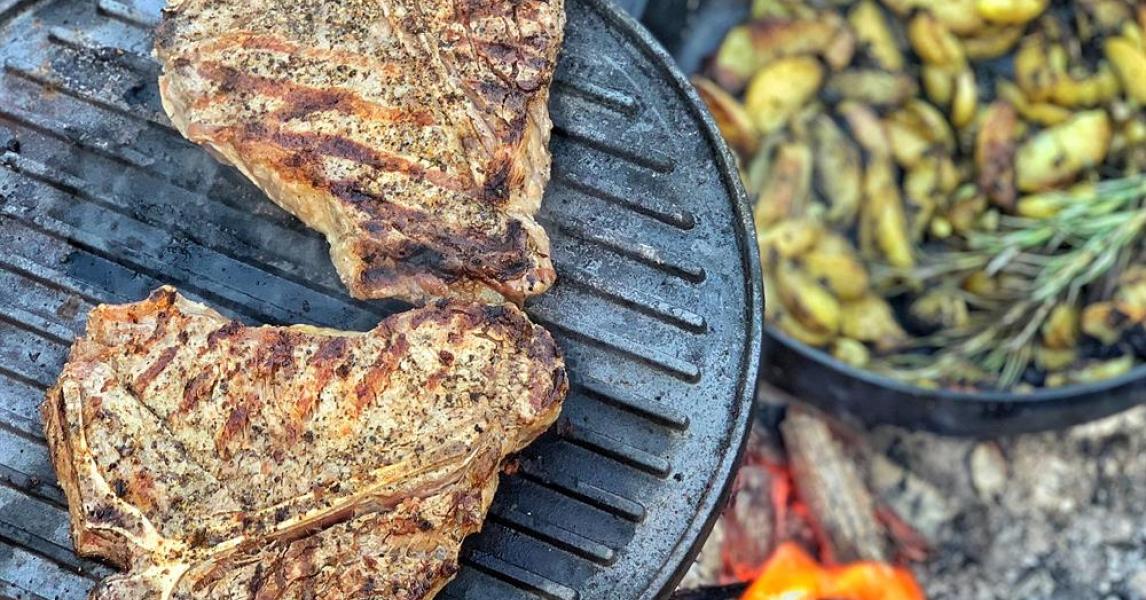 Porterhouse steak s černým pepřem a brambory na rozmarýnu