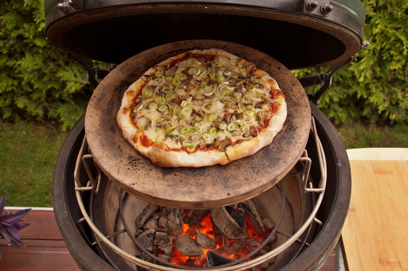 pizza v keramickém grilu Big Green Egg