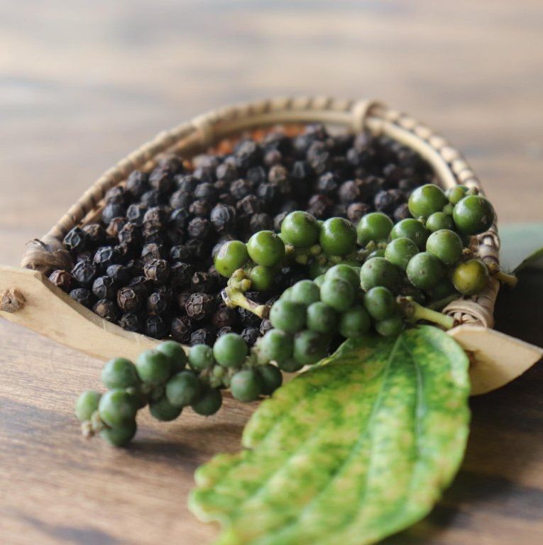 La Plantation Kampotský pepř černý celý 60 g mlýnek