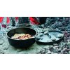 Litinový outdoorový hrnec Lodge 3,8 l s poklicí (Camp Dutch Oven)