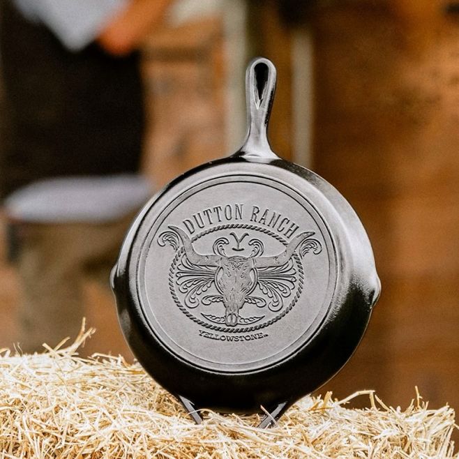 Proč máme rádi litinové nádobí Lodge a nedáme na něj dopustit už víte.. ✨ Ale viděli jste tuhle krásku s reliéfem...