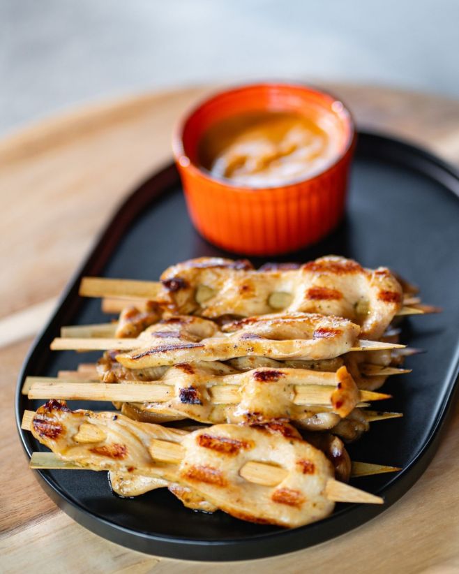 Přeneste se na thajskou street food party. ✨🇹🇭 Kuřecí satay je důkazem toho, že to nejlepší jídlo z grilu nemusí být...