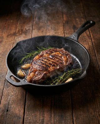 Teflonová pánev? S respektem – ale ne. 😏🍳🔥 Existuje důvod, proč šéfkuchaři po celém světě sahají po litině. Camp Chef...