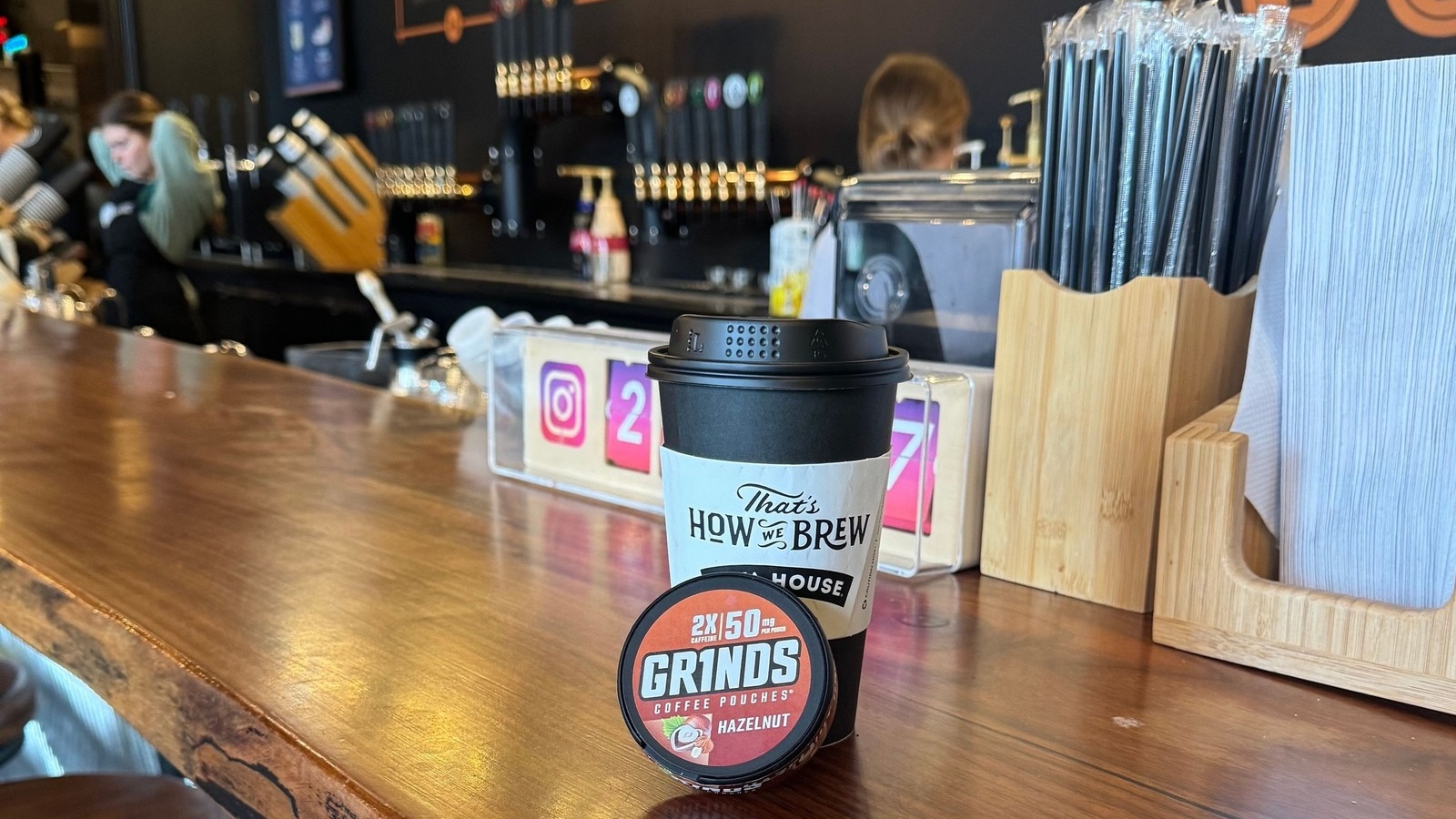 Kofeinové sáčky vs. tradiční káva: Co je lepší pro rychlé nakopnutí?