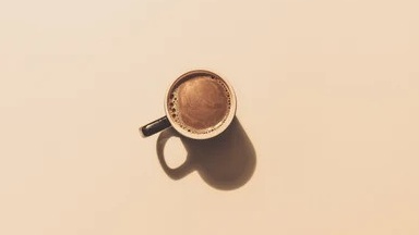 Káva vs. energetické nápoje při studiu: Co je lepší pro tvé studijní úsilí?