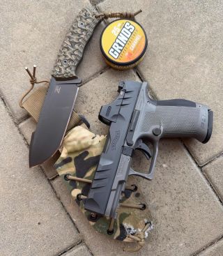 Pár drobností do kapes ☕️🤙🏻 🔪 @zdenekrambousekknives 🔫 @waltherarms #grindscz #kava #kafe #edc #knife