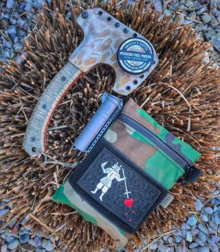 EDC sestava, kterou prostě potřebuješ 🤙🏻 ☕️🪓🎒 #edc #kafe #kava #sekera #kryptek