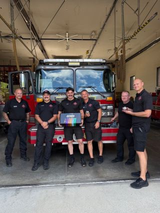 Droply jsme na eshop pár limitek, které po delší době dorazily na sklad🤙🏻🚒🚓☕️ BLUE LINE a RED LINE pro příslušníky a...