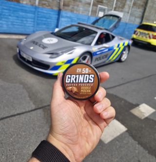 Naprosto luxusní záležitost, kterou musíš vyzkoušet 😋 A vzadu je nějaký auto … 🤷🏼‍♂️😂 #policie #ferrari #kava #kafe #grindscz
