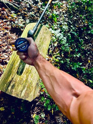 Sekera, dobrý kafe, žíly jak zahradní hadice … a jak v lese makáš Ty⁉️☕️💪🏻😎 #sekera #kafe #grindscz #lumberjack #kava