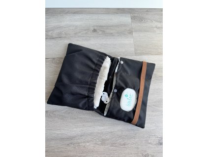 Černý nepromokavý plenkovník s 6 kapsami a poutkem