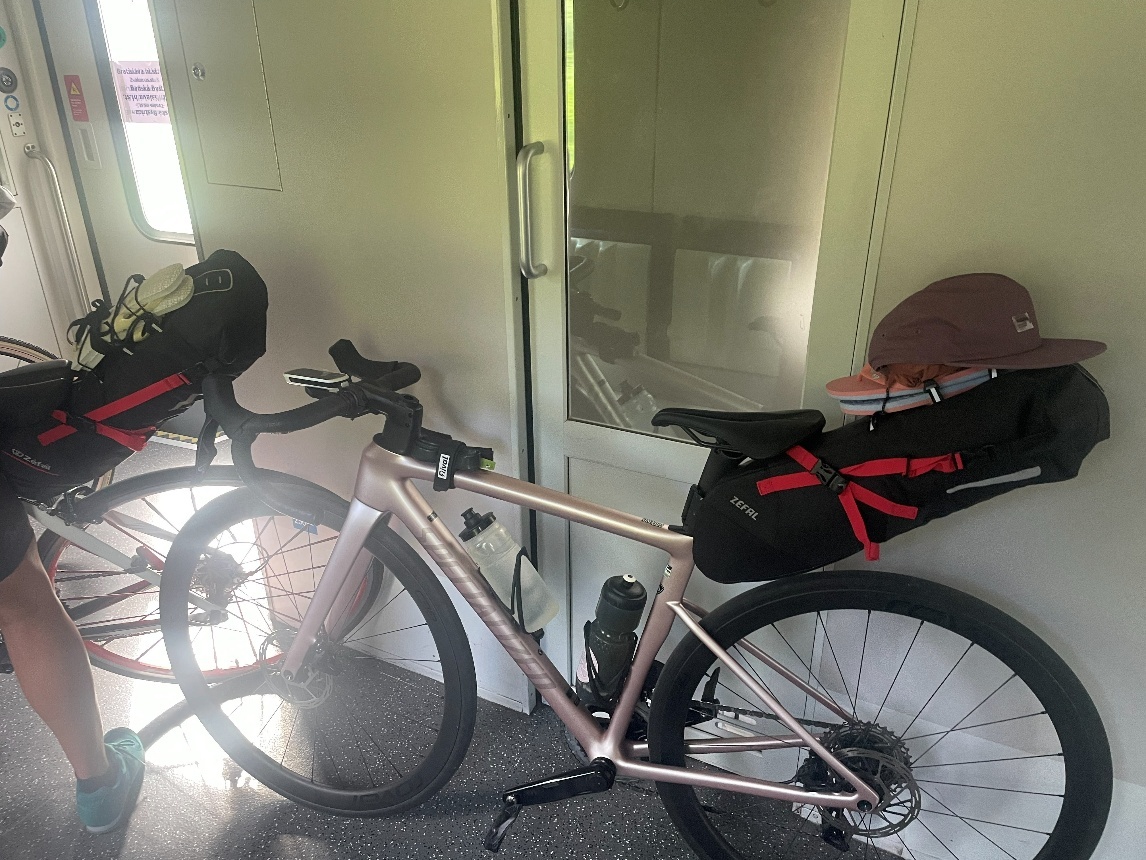 V hlavných úlohách: Specialized Roubaix SL8 Sport 105 