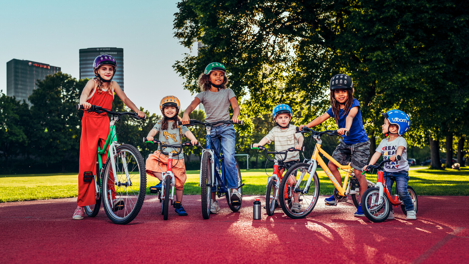 Šesť malých jazdcov testuje bicykle a prilby Woom na ihrisku