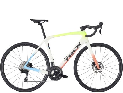TREK Domane SL 5 Gen 4 ERA WHITE/GLOWSTICK/CORAL FADE (Veľkosť 44)
