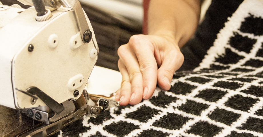 Bediener einer manuellen Verwicklungsmaschine - Overlock