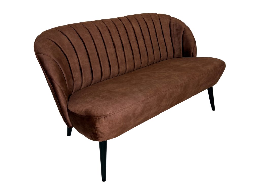 Stylová lavice Bardot v sametové látce Adore Tabbaco. Elegantní tvar, pohodlné sezení a hřejivý tabákový odstín pro moderní i vintage interiér.