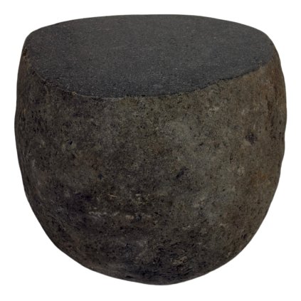 Unikátní kamenná stolička, která spojuje přírodní krásu a robustní funkčnost, dodává interiéru jedinečný charakter.