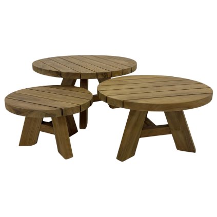 Set tří zahradních teakových stolků v různých velikostech s rovnými liniemi, které vynikají jednoduchostí a nadčasovým designem.