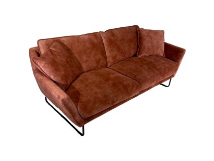 Sofa Flow 2,5 velvet red – Červená sametová pohovka holandské výroby, elegantně posazená na štíhlých, podlouhlých nožičkách pro lehký a vzdušný vzhled. | GS Furniture