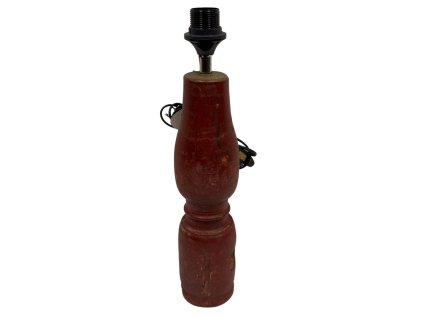 Dřevěná lampa s originálním podstavcem, vytvořená z re-purposed nožičky nábytku, která dodává unikátní charakter.