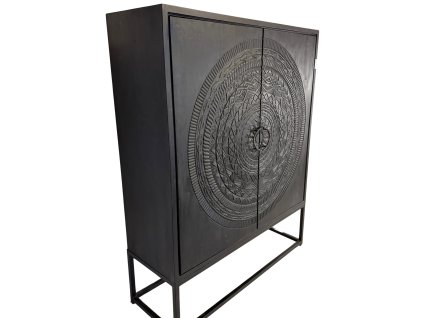 Masivní černá TV skříň s kruhovými řezbami, která spojuje moderní design s tradičními řemeslnými detaily.