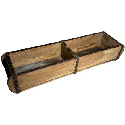 Dva spojené úložné dřevěné boxíky s kováním, původně používané jako forma na cihly.