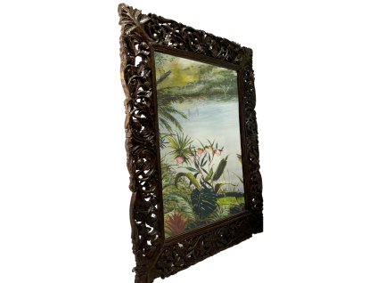 Zrcadlo zasazené do dřevěného rámu s bohatými florálními řezbami, které přináší do interiéru eleganci a řemeslnou preciznost.