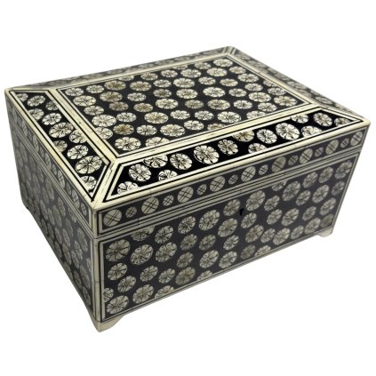 Černobílá čínská truhlička s jemným florálním zdobením, ideální jako šperkovnice.