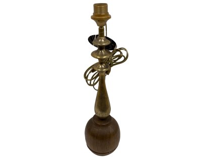 Kovová a dřevěná lampa se sofistikovanými tvary, které spojují přírodní materiály s moderním designem.