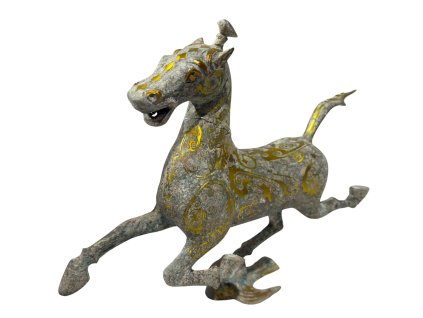 Čínská bronzová socha běžícího koně s jedinečnou patinou a jemnými zlatými ornamenty, které podtrhují jeho ladnost a sílu.