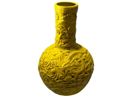 Čínská porcelánová nádoba ve výrazné žluté barvě, celoplošně zdobená tradičními řezbami, které odkazují na bohaté řemeslné dědictví.