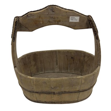 Čínský oválný koš ze dřeva s uchem zdobeným jemnými kovovými reliéfy.