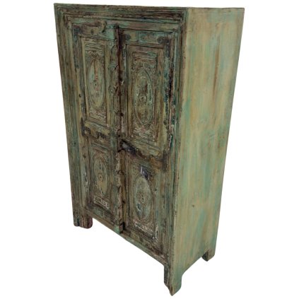 Indická skříň s dvěma dveřmi, vyrobená z historických indických vrat, které přinášejí do interiéru jedinečný nádech tradice a historie.