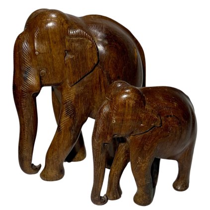 Set dvou ručně vyřezávaných indických slonů, symbolů síly, moudrosti a štěstí.