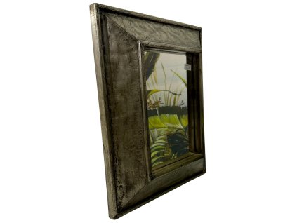 Zrcadlo s výrazným masivním kovovým rámem, které spojuje surovou sílu materiálu s nadčasovou elegancí.
