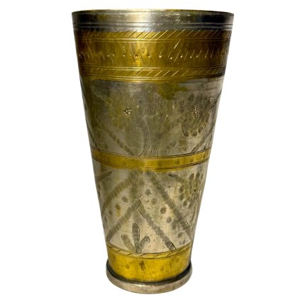 Indický kovový pohár se zlatým zdobením a jemnými rytinami.