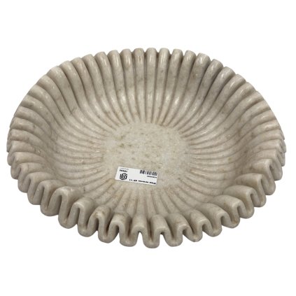 Elegantní mramorová mísa s jemným zdobením, která spojuje nadčasovou krásu přírodního kamene s mistrovským řemeslným zpracováním.