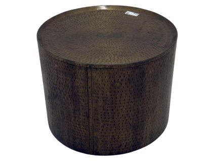 Kulatý indický stolek z mosazného plechu, který v sobě nese odkaz tradičního řemesla a exotické elegance.
