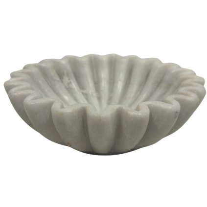 Elegantní mramorová mísa s jemným zdobením, která spojuje nadčasovou krásu přírodního kamene s mistrovským řemeslným zpracováním.