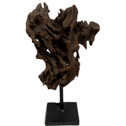 Socha vyřezaná z teakového dřeva na stabilním podstavci, která spojuje přírodní krásu a umělecké zpracování.